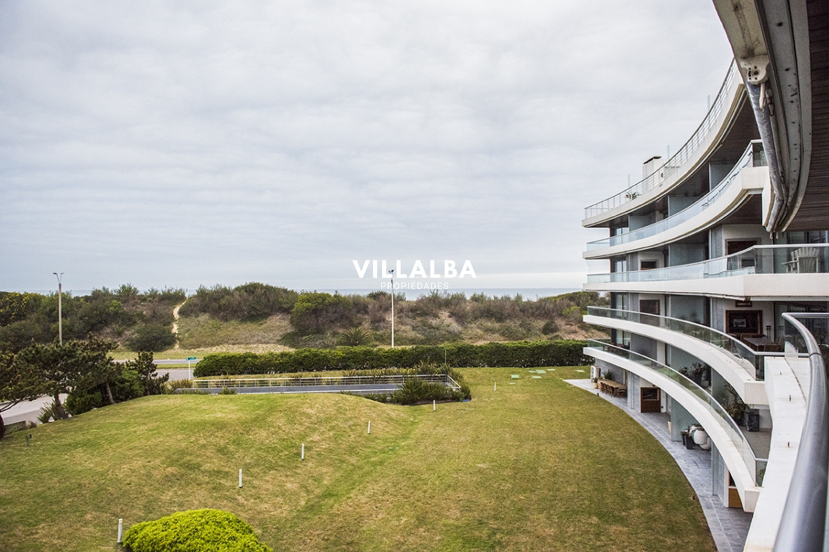 Apartamento ID.2369 - Hermoso Departamento en venta frente a Playa Brava, 3 dorm + dep. Marigot Brava
