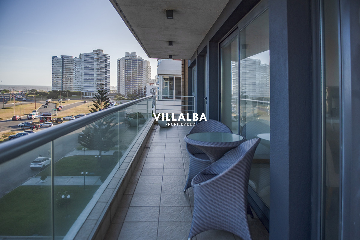 Apartamento ID.3431 - Apartamento Penthouse, frente al mar, playa brava, 3 dormitorios con hermosa vista