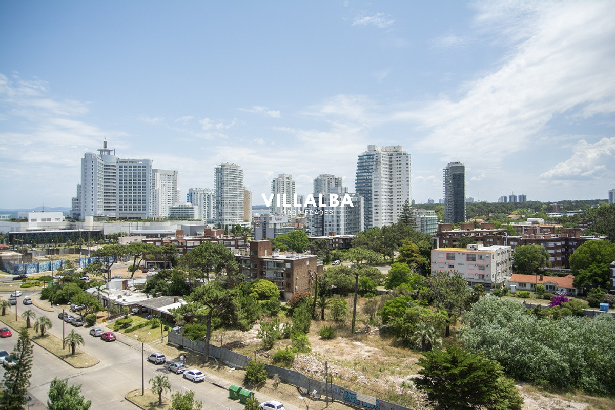 Apartamento ID.2810 - Vende apartamento de 2 dormitorios y medio en Chiverta, Reciclado completo. Punta del Este 