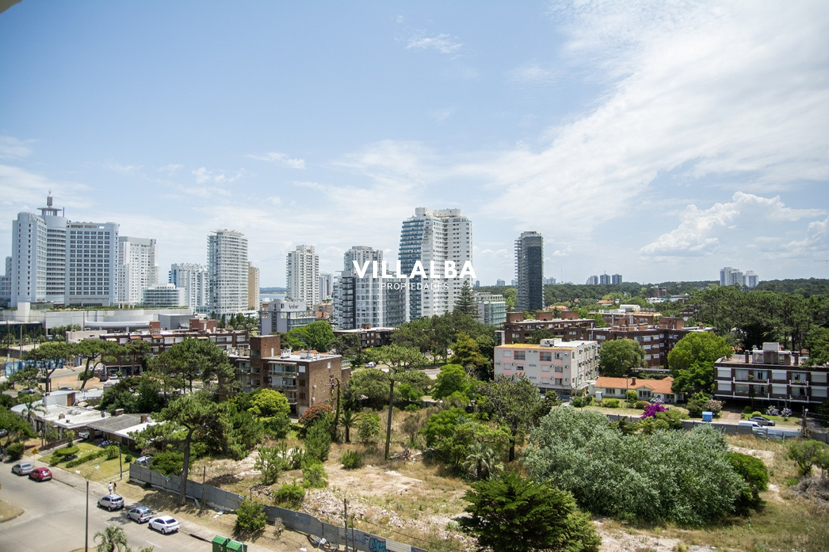 Apartamento ID.2810 - Vende apartamento de 2 dormitorios y medio en Chiverta, Reciclado completo. Punta del Este 