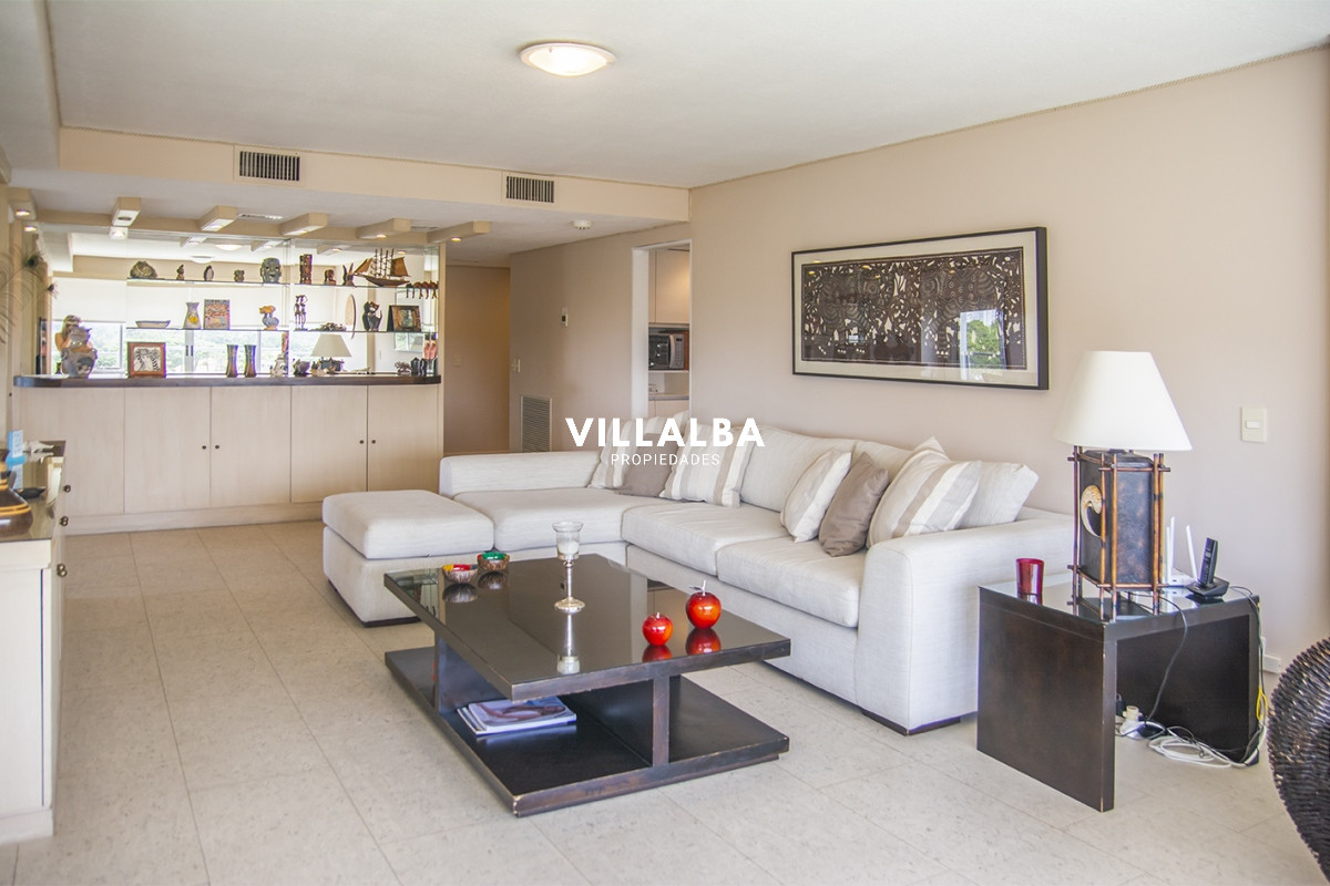 Apartamento ID.2860 - Vende apartamento de 4 dormitorios con 2 cocheras en Lincon Center, Playa Mansa, Punta del Este 