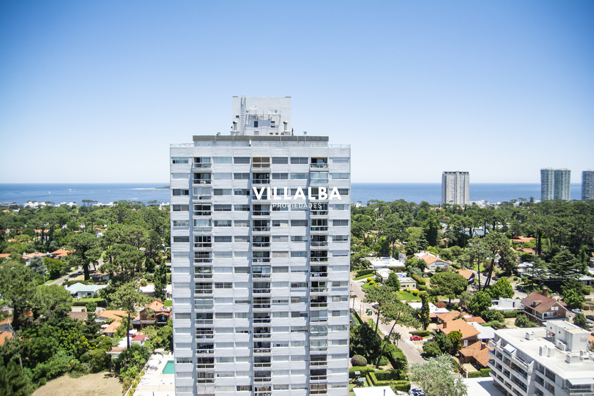 Apartamento ID.4001 - Vende apto de 2 dormitorios con vista al mar en Punta del este