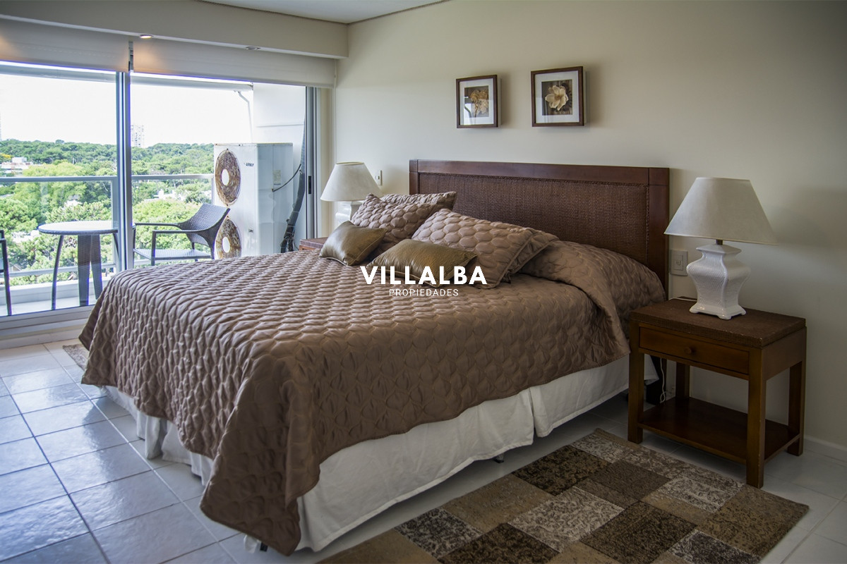 Apartamento ID.2860 - Vende apartamento de 4 dormitorios con 2 cocheras en Lincon Center, Playa Mansa, Punta del Este 