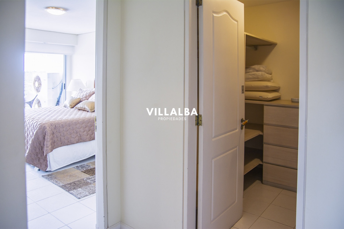 Apartamento ID.2860 - Vende apartamento de 4 dormitorios con 2 cocheras en Lincon Center, Playa Mansa, Punta del Este 