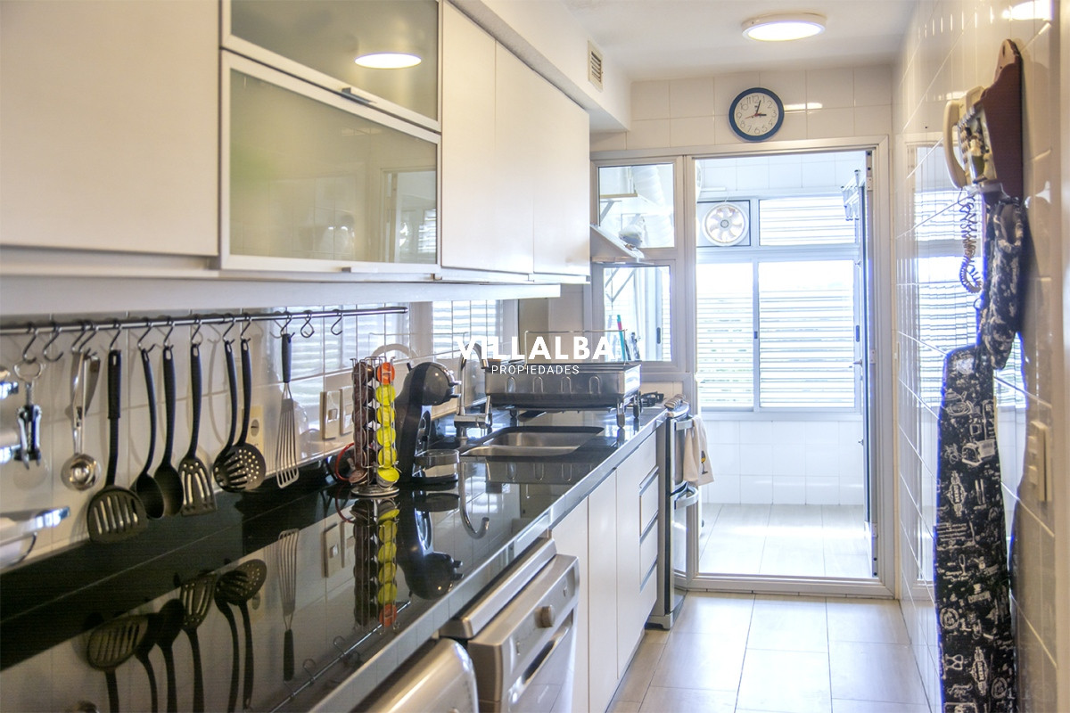 Apartamento ID.2860 - Vende apartamento de 4 dormitorios con 2 cocheras en Lincon Center, Playa Mansa, Punta del Este 