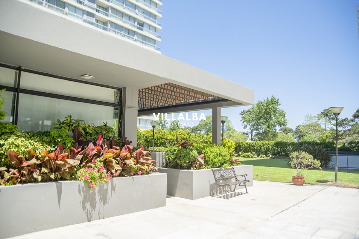 Apartamento ID.4001 - Vende apto de 2 dormitorios con vista al mar en Punta del este