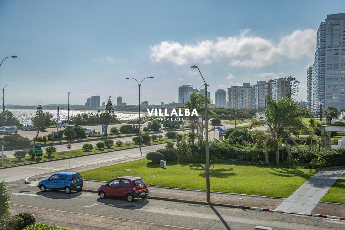 Apartamento ID.2482 - Hermoso Departamento de 3 dormitorios en venta frente al mar. 