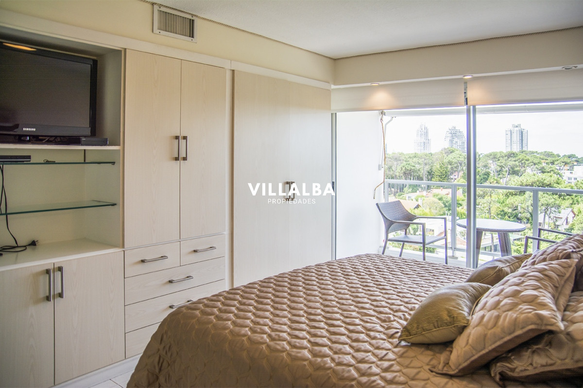 Apartamento ID.2860 - Vende apartamento de 4 dormitorios con 2 cocheras en Lincon Center, Playa Mansa, Punta del Este 