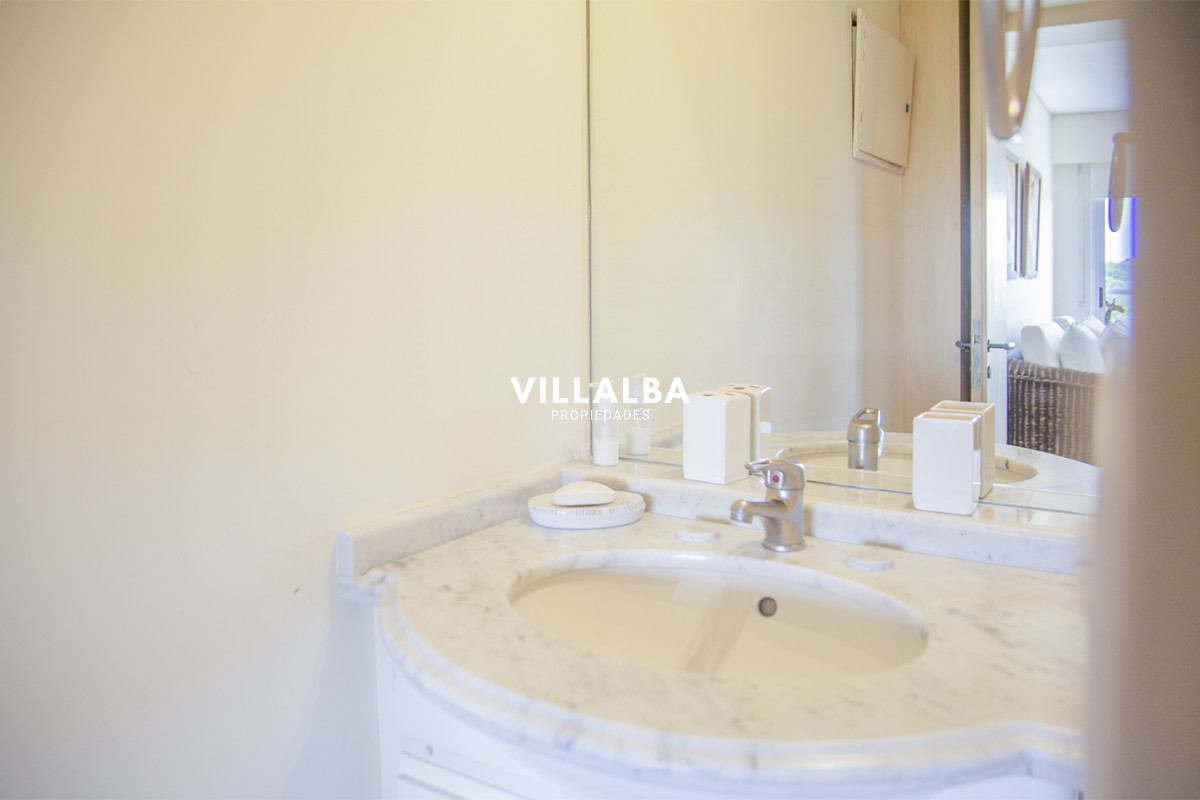 Apartamento ID.2860 - Vende apartamento de 4 dormitorios con 2 cocheras en Lincon Center, Playa Mansa, Punta del Este 