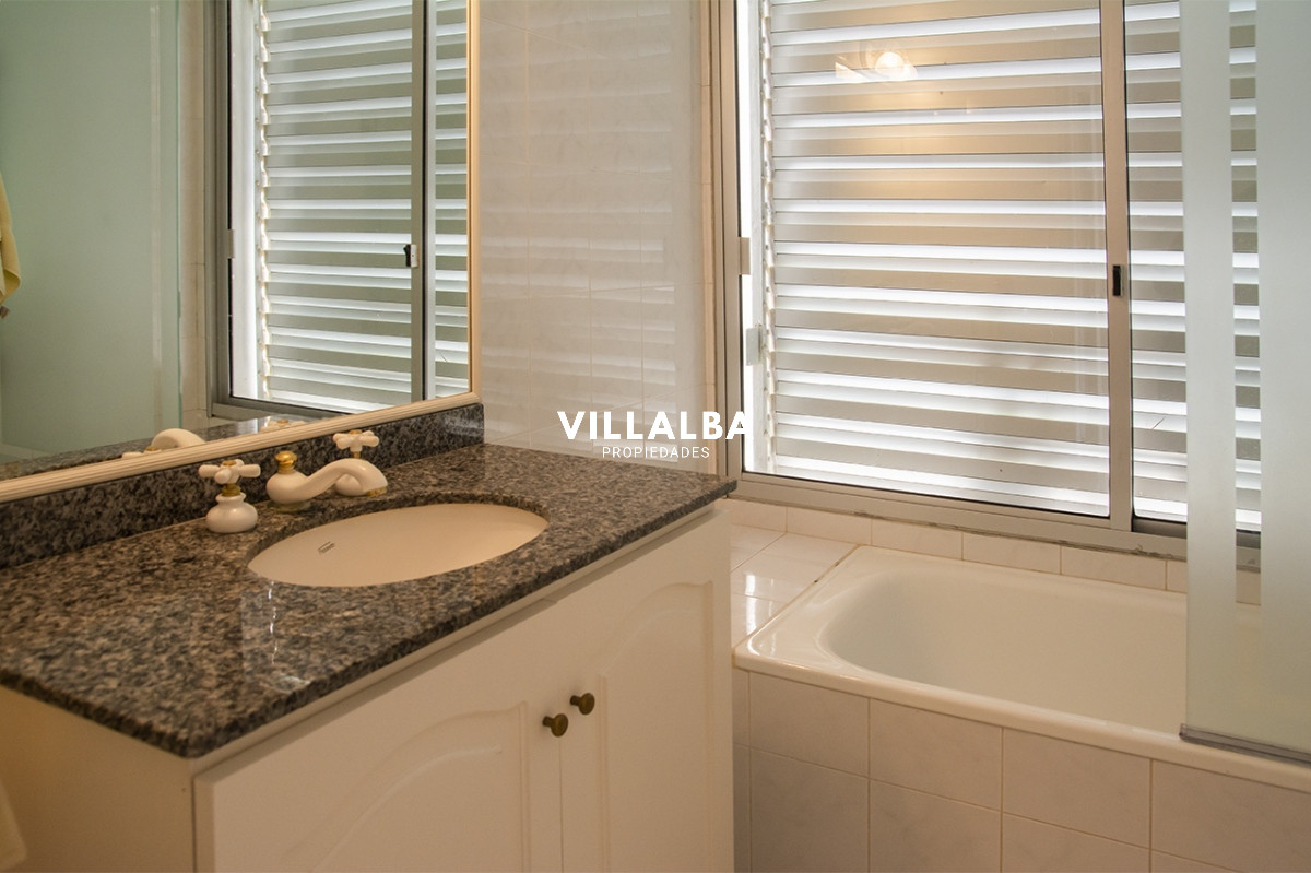 Apartamento ID.3609 - Apartamento de 4 dormitorios en Punta del Este frente al mar en Playa Brava