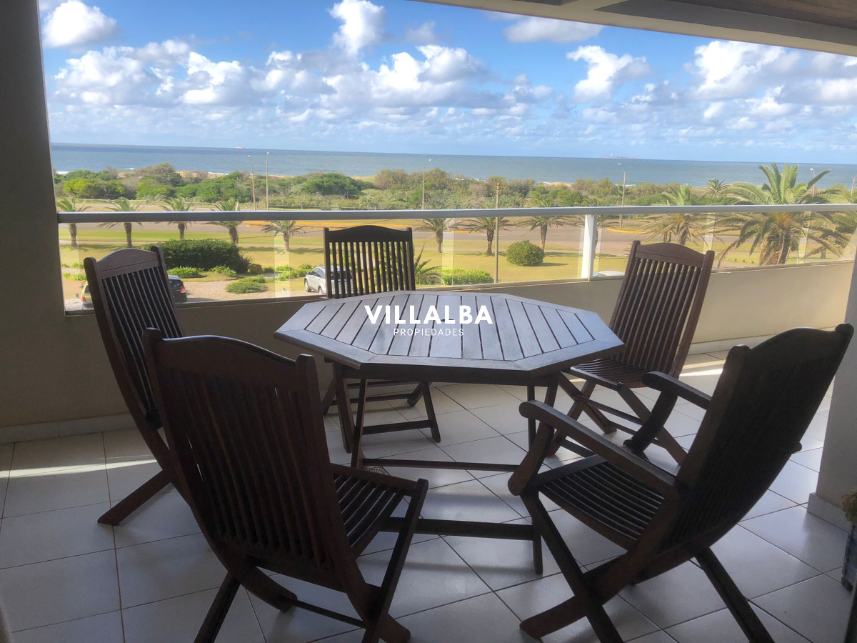 Apartamento ID.2020 - Oportunidad para comprar apartamento en primera línea financiado, con vista frontal al mar. Punta del Este.