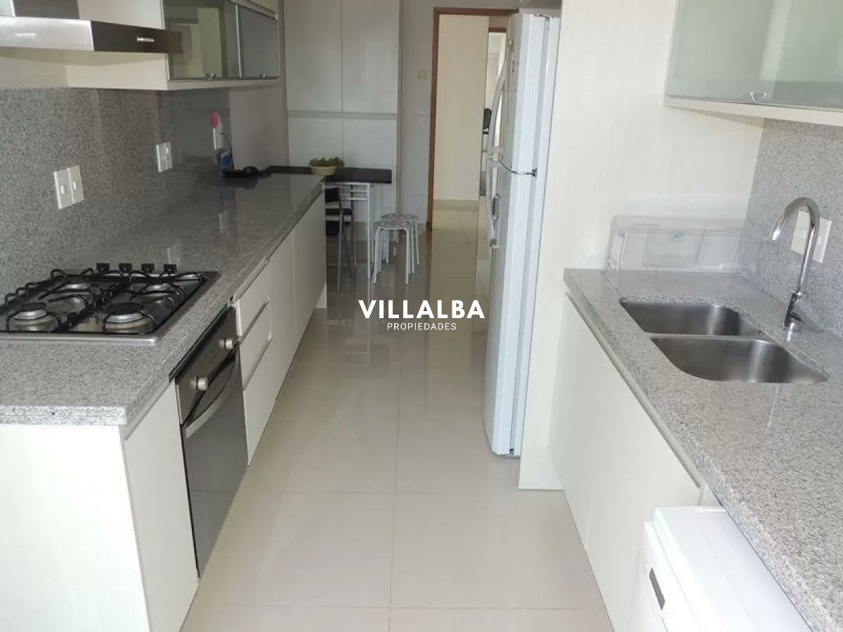 Apartamento ID.2385 - Lindo departamento en excelente zona a metros de Playa Mansa. Amenities. 