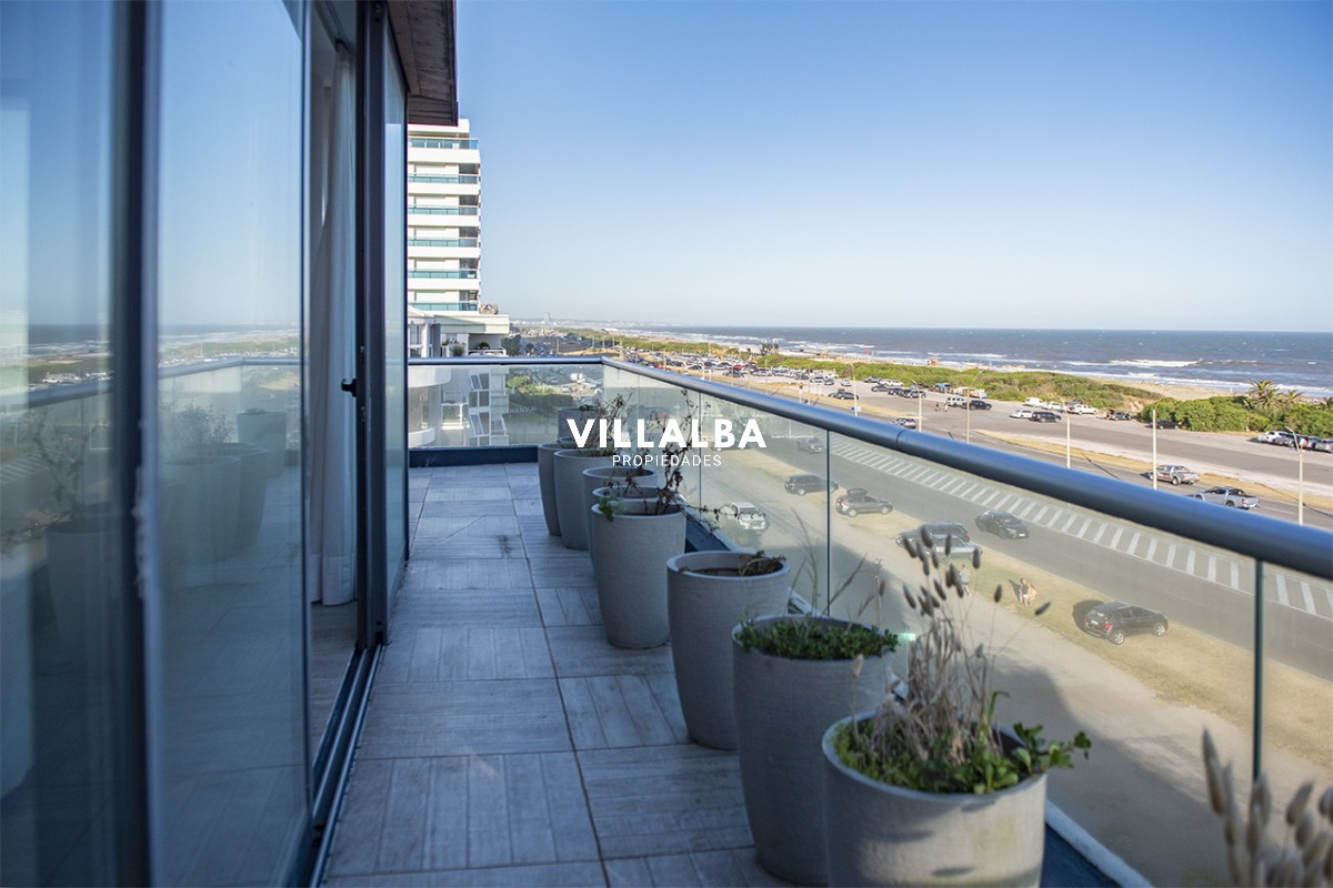Apartamento ID.3431 - Apartamento Penthouse, frente al mar, playa brava, 3 dormitorios con hermosa vista