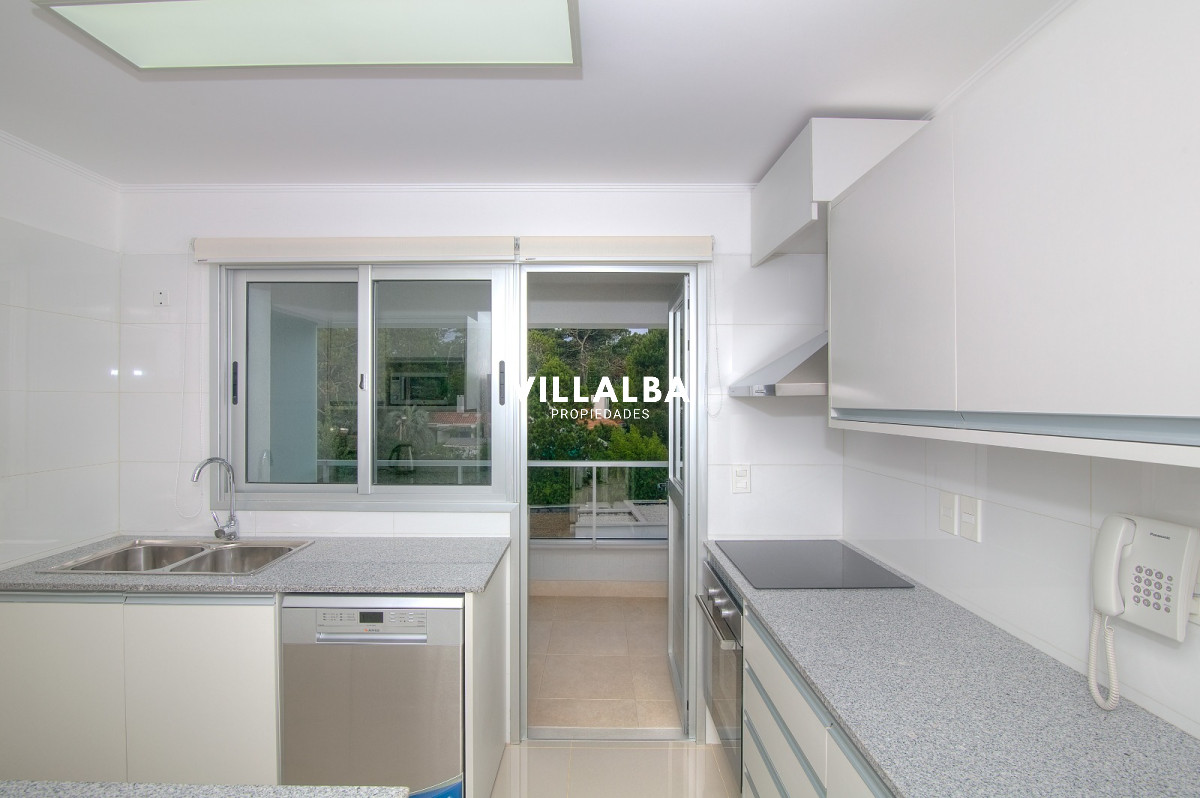 Apartamento ID.3664 - Apartamento en Venta de 3 dormitorios en Playa Mansa , Punta del este