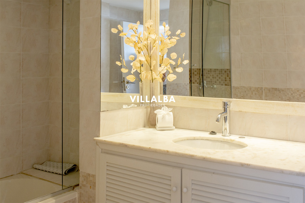 Apartamento ID.4123 - Apartamento de 2 dormitorios con vista al mar en venta en Peninsula.