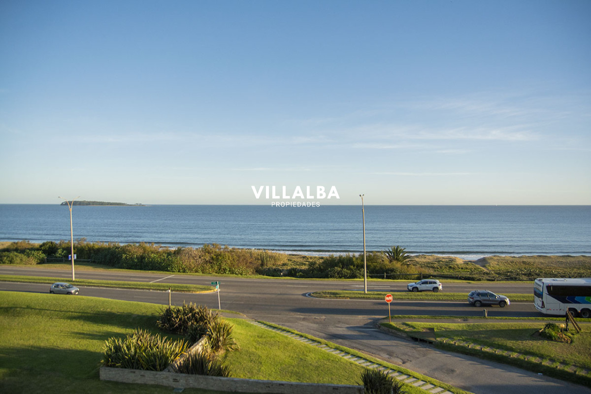 Apartamento ID.4249 - Departamento de 2 suites + depedencia en venta Frente al mar.