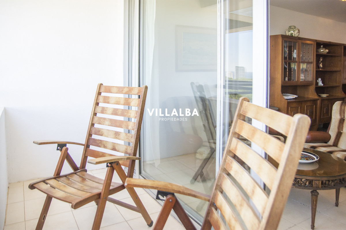 Apartamento ID.4001 - Vende apto de 2 dormitorios con vista al mar en Punta del este