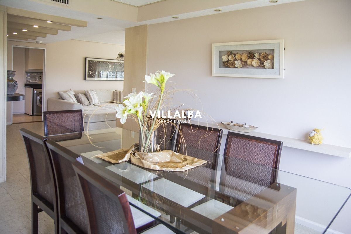 Apartamento ID.2860 - Vende apartamento de 4 dormitorios con 2 cocheras en Lincon Center, Playa Mansa, Punta del Este 