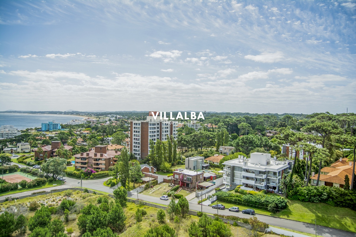 Apartamento ID.2860 - Vende apartamento de 4 dormitorios con 2 cocheras en Lincon Center, Playa Mansa, Punta del Este 