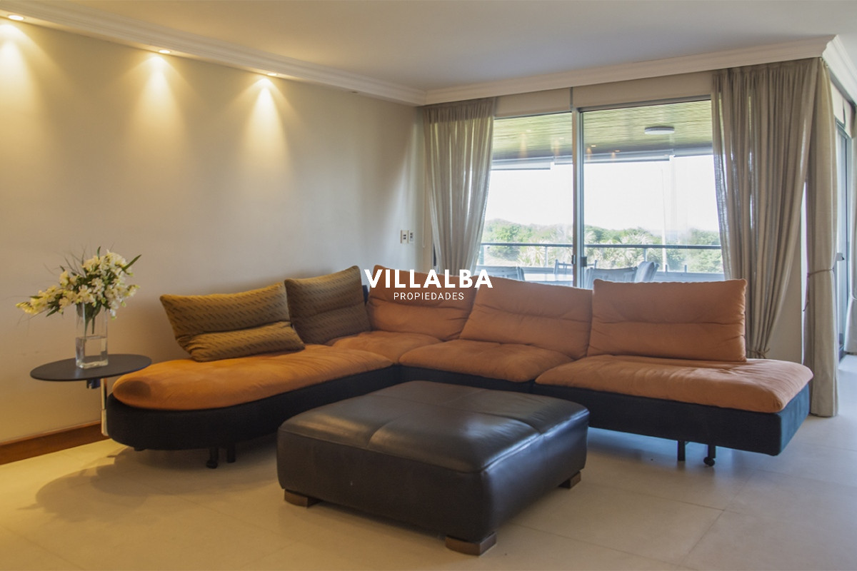 Apartamento ID.3609 - Apartamento de 4 dormitorios en Punta del Este frente al mar en Playa Brava