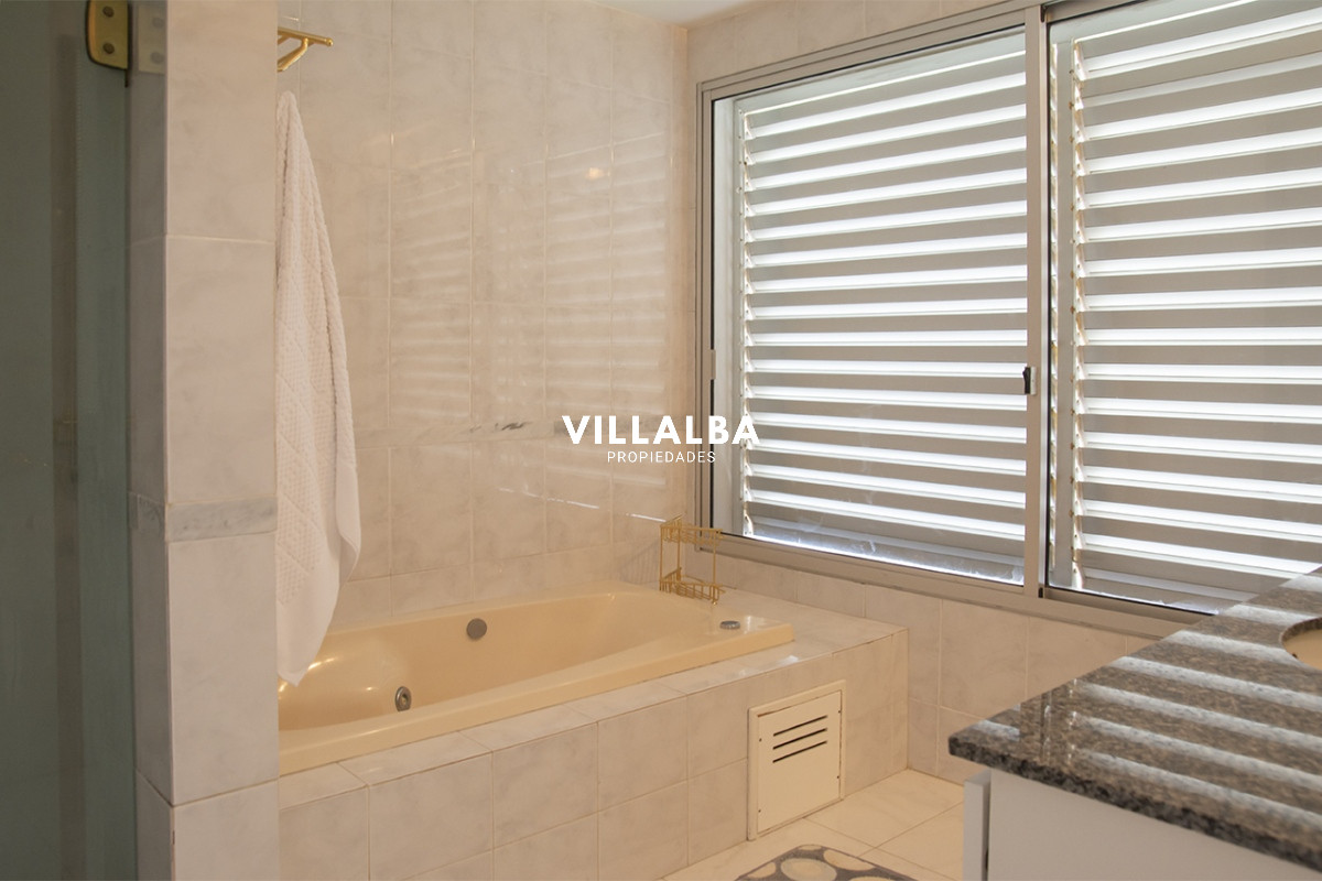 Apartamento ID.3609 - Apartamento de 4 dormitorios en Punta del Este frente al mar en Playa Brava