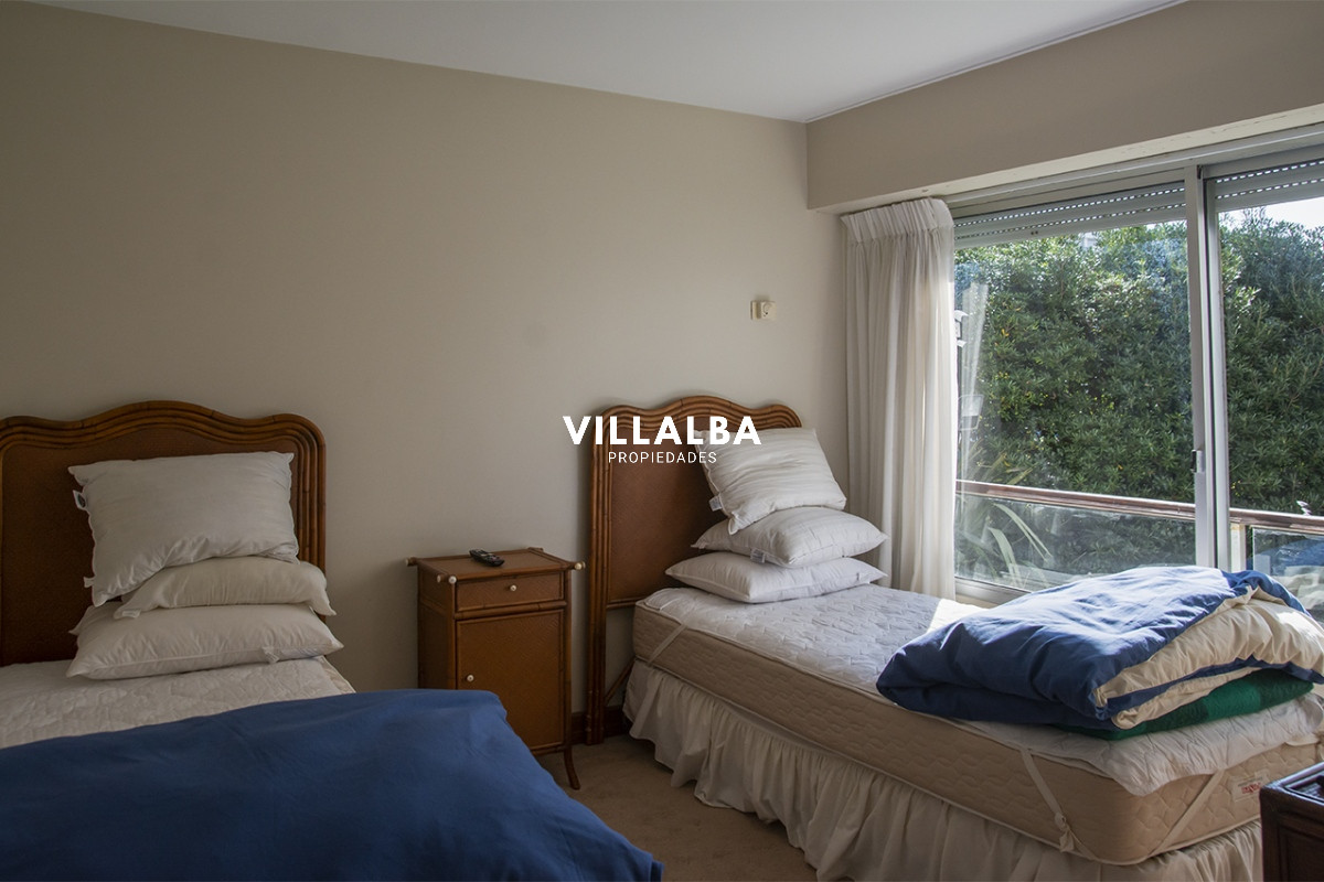 Apartamento ID.3609 - Apartamento de 4 dormitorios en Punta del Este frente al mar en Playa Brava