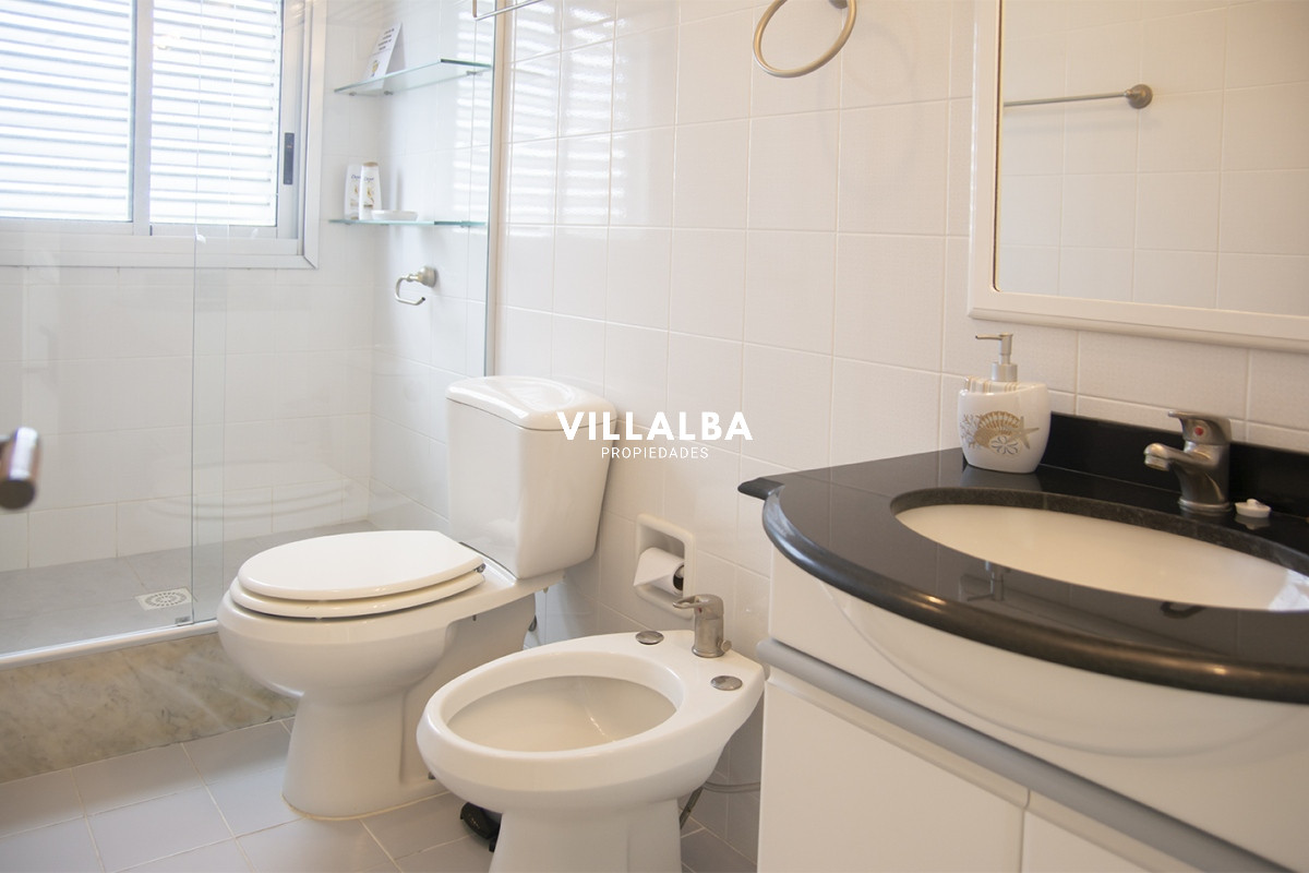 Apartamento ID.2860 - Vende apartamento de 4 dormitorios con 2 cocheras en Lincon Center, Playa Mansa, Punta del Este 