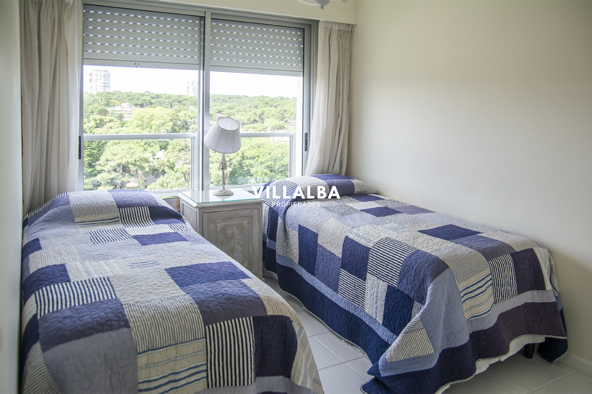 Apartamento ID.2860 - Vende apartamento de 4 dormitorios con 2 cocheras en Lincon Center, Playa Mansa, Punta del Este 