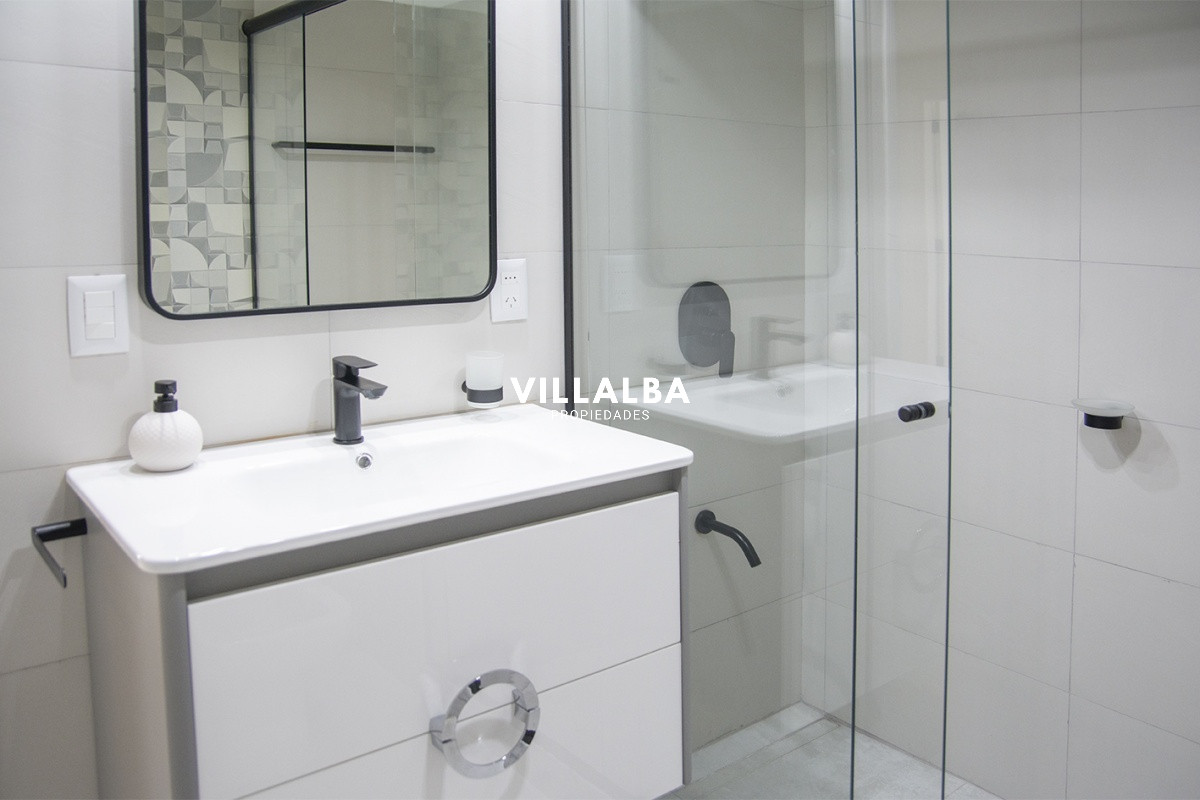 Apartamento ID.2810 - Vende apartamento de 2 dormitorios y medio en Chiverta, Reciclado completo. Punta del Este 