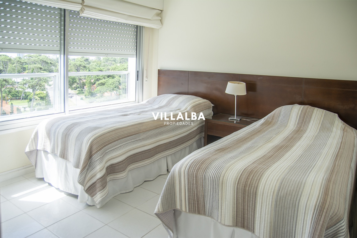 Apartamento ID.2860 - Vende apartamento de 4 dormitorios con 2 cocheras en Lincon Center, Playa Mansa, Punta del Este 