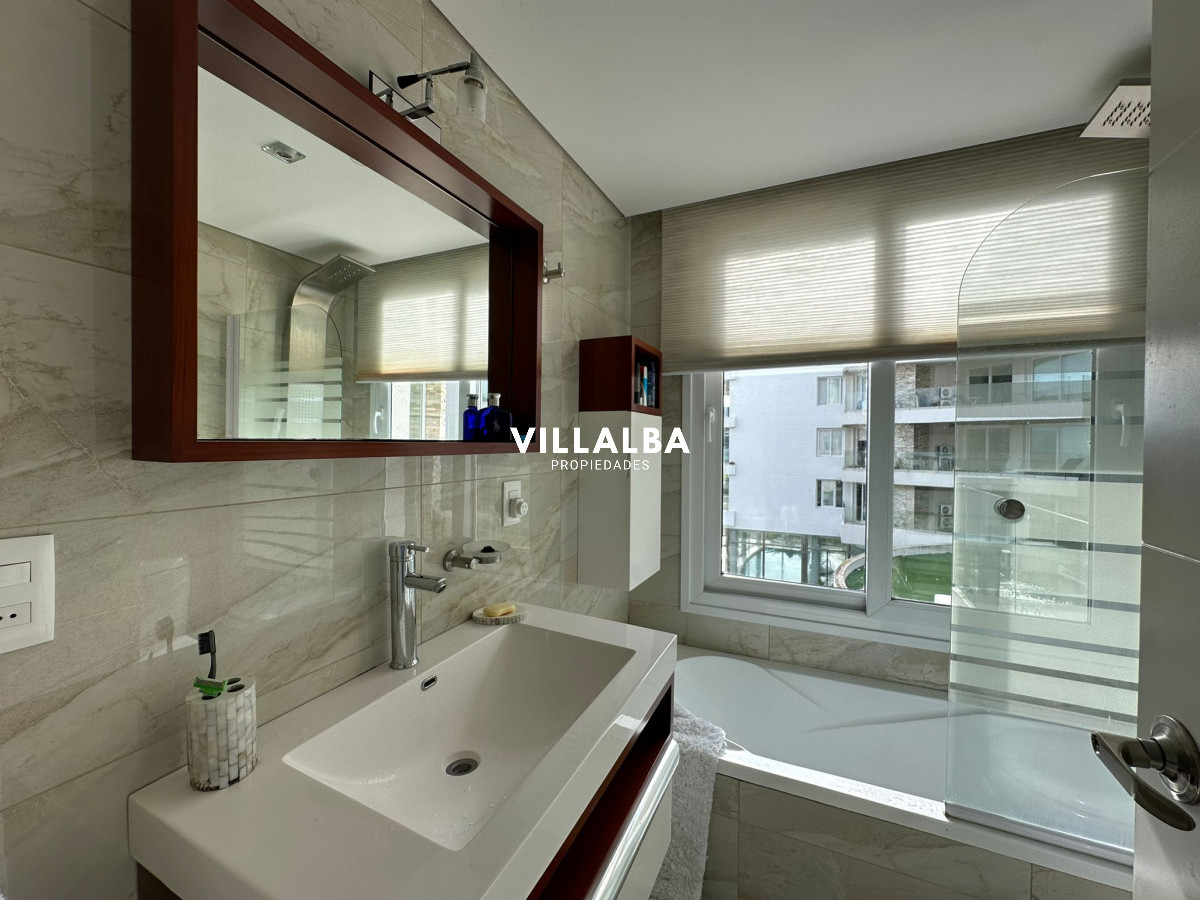 Apartamento ID.2754 - Vende departamento en Azure tower, playa mansa de 2 dormitorios, con vista al mar, Punta del Este