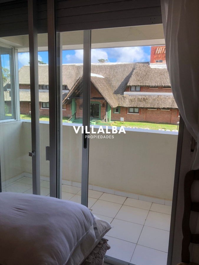 Apartamento ID.2020 - Oportunidad para comprar apartamento en primera línea financiado, con vista frontal al mar. Punta del Este.