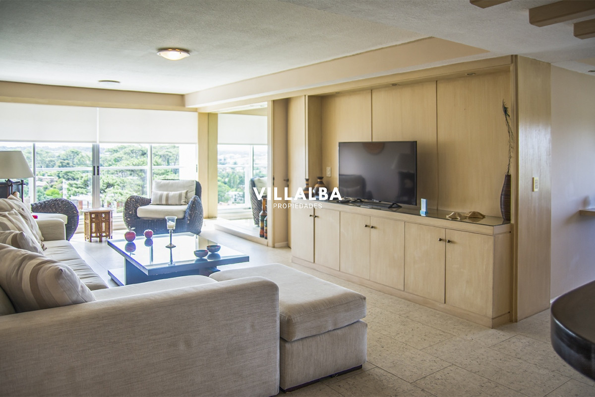 Apartamento ID.2860 - Vende apartamento de 4 dormitorios con 2 cocheras en Lincon Center, Playa Mansa, Punta del Este 