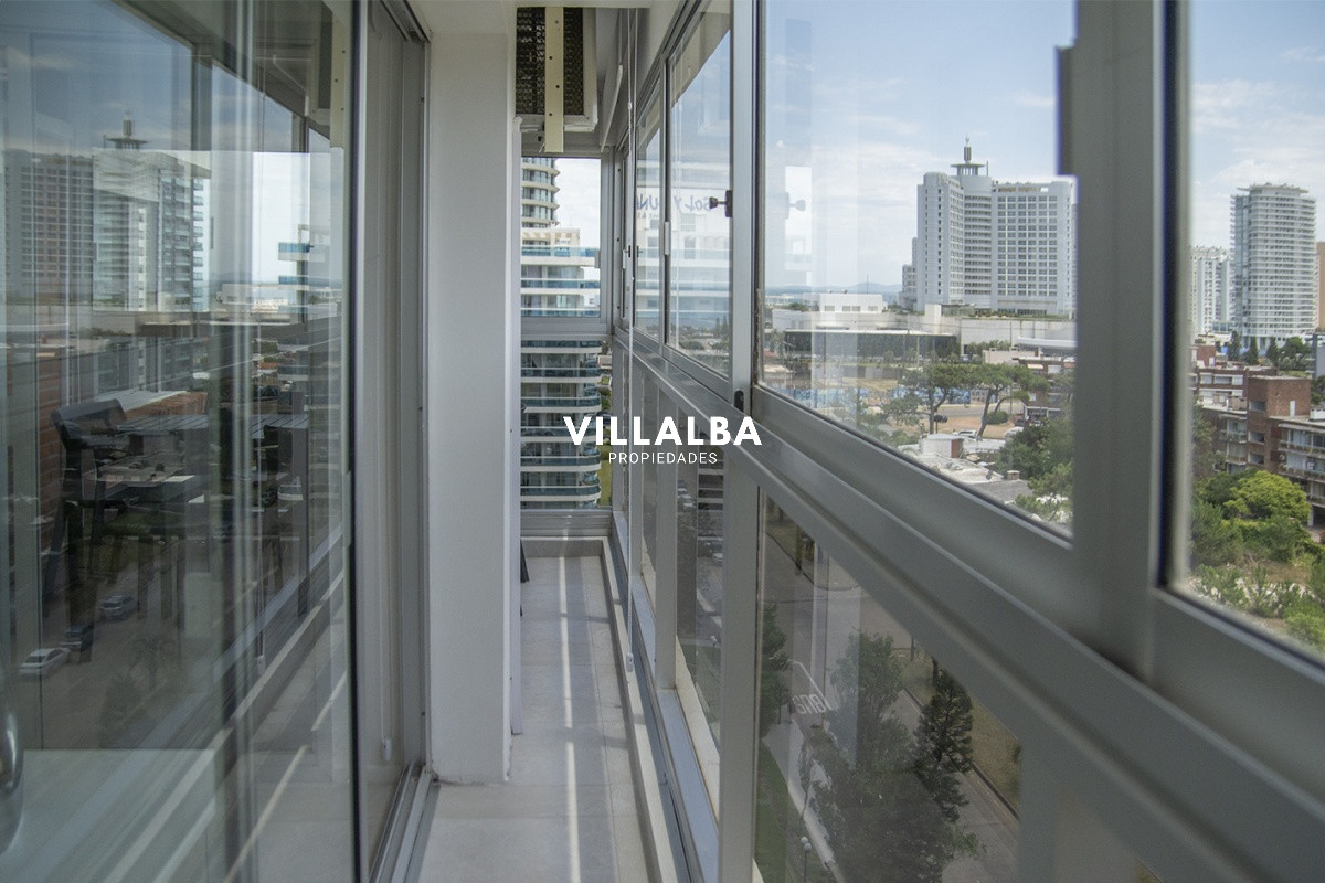 Apartamento ID.2810 - Vende apartamento de 2 dormitorios y medio en Chiverta, Reciclado completo. Punta del Este 