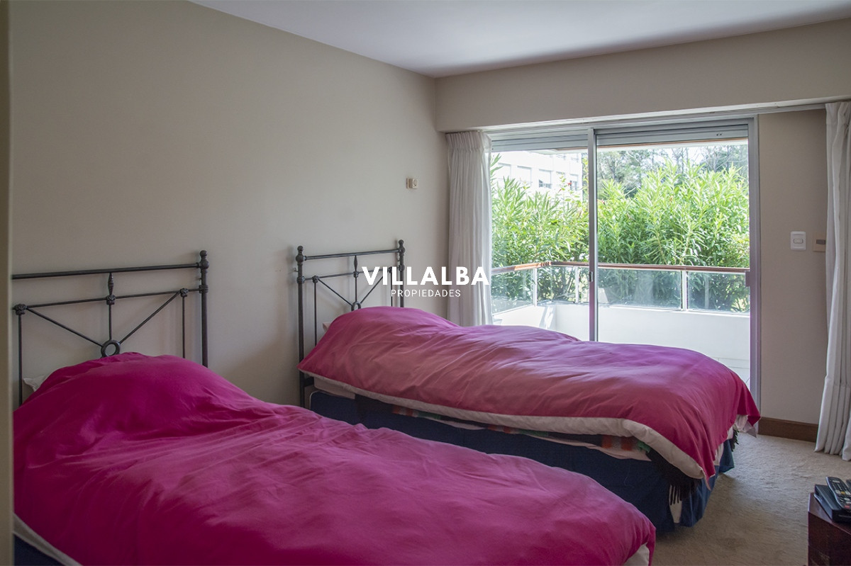 Apartamento ID.3609 - Apartamento de 4 dormitorios en Punta del Este frente al mar en Playa Brava