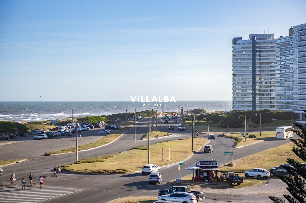 Apartamento ID.3431 - Apartamento Penthouse, frente al mar, playa brava, 3 dormitorios con hermosa vista