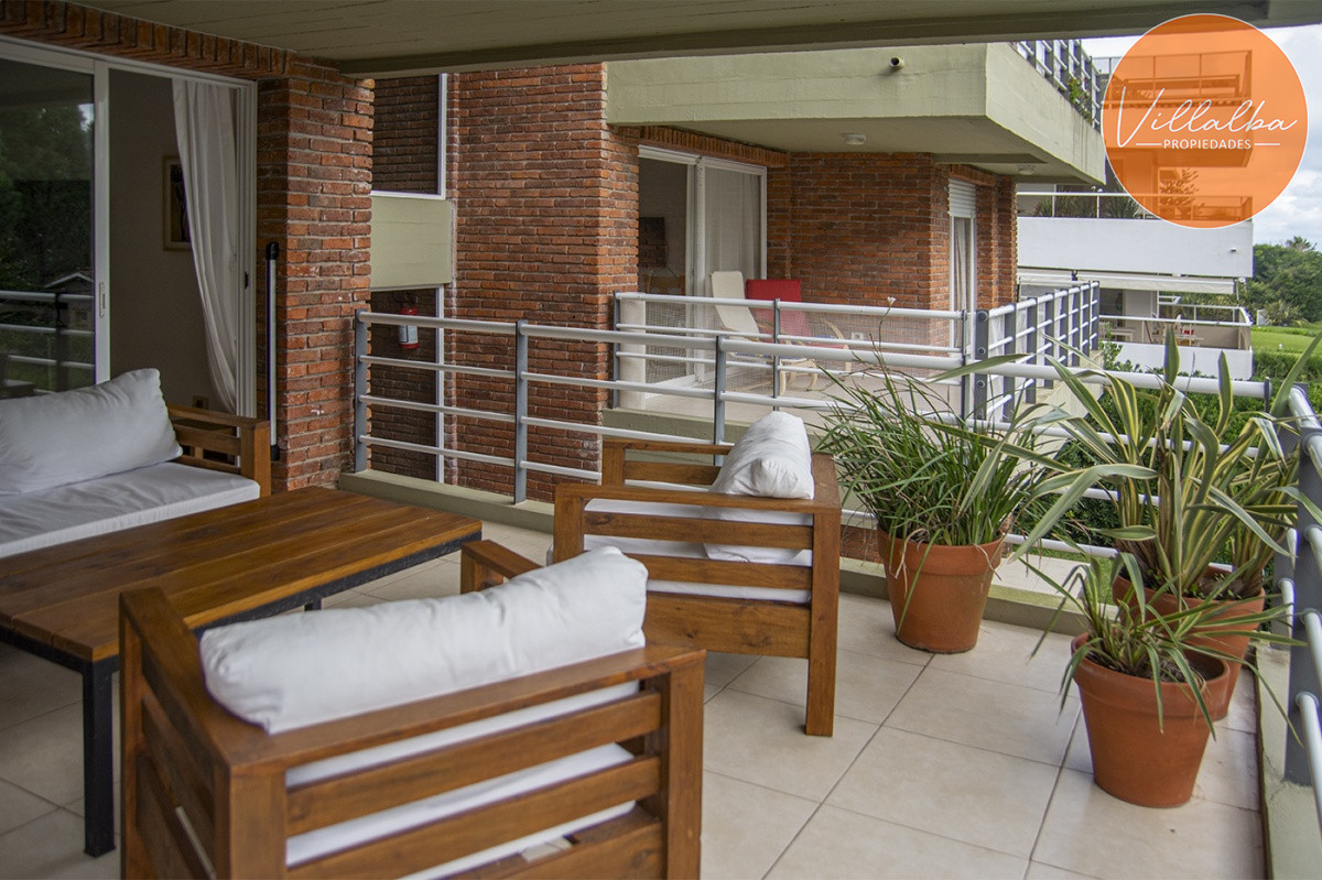 Apartamento ID.1043 - Oportunidad, apartamento en venta en Punta del Este de 3 dormitorios. Terraza con parrillero.