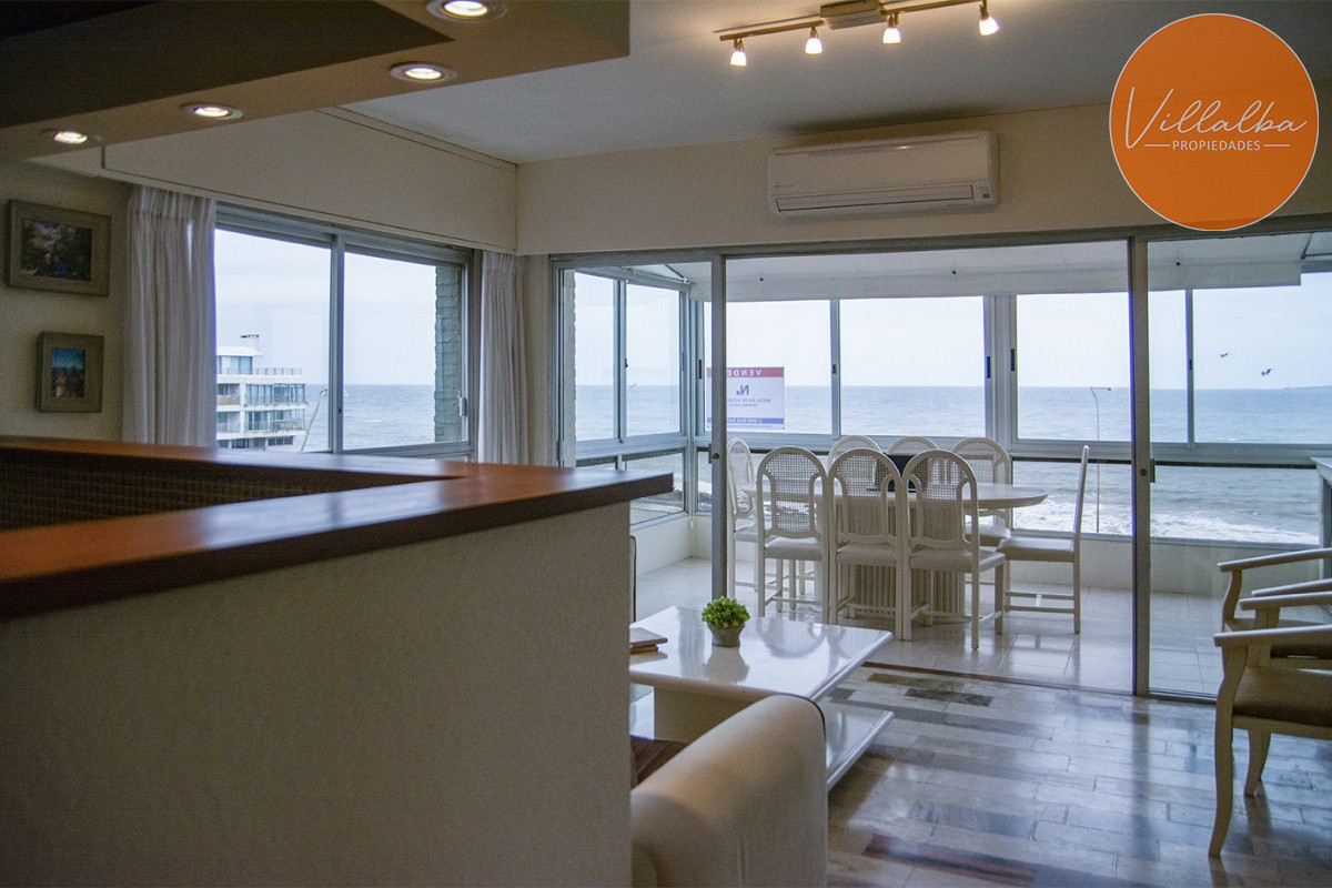 Apartamento ID.2323 - Departamento de 3 dormitorio con parrillero en venta , ultimo piso frente al mar, Punta del Este