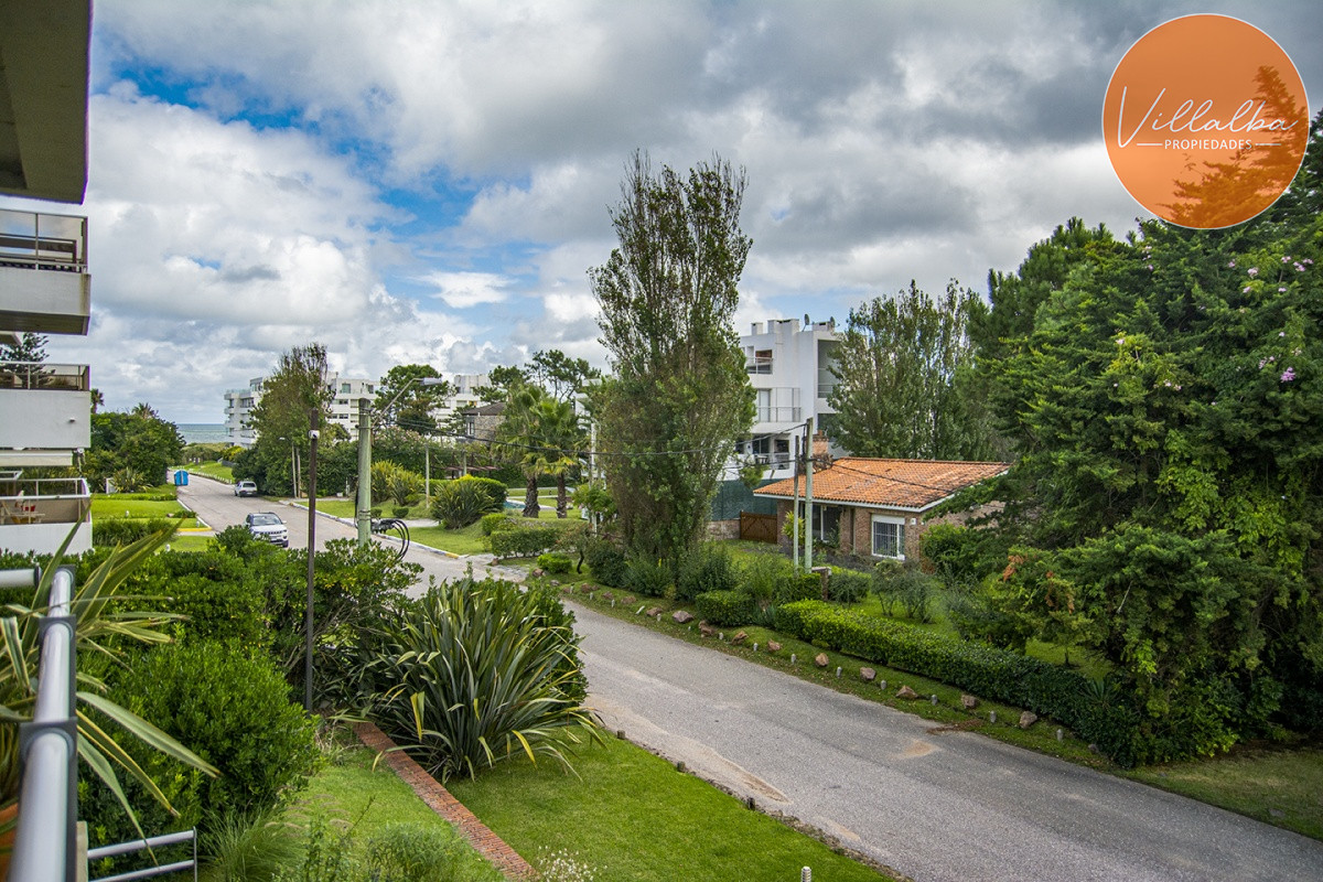 Apartamento ID.1043 - Oportunidad, apartamento en venta en Punta del Este de 3 dormitorios. Terraza con parrillero.