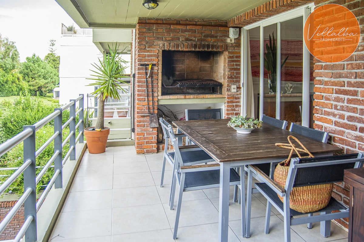 Apartamento ID.1043 - Oportunidad, apartamento en venta en Punta del Este de 3 dormitorios. Terraza con parrillero.
