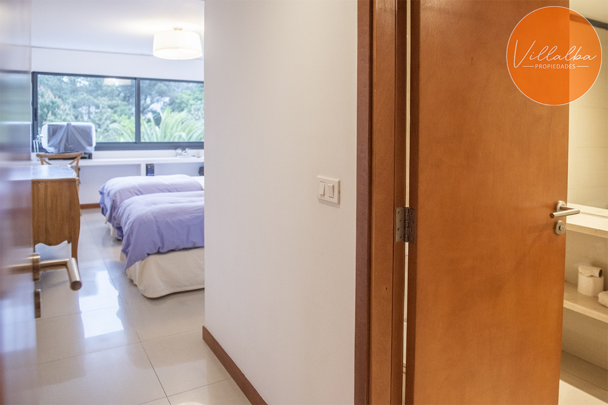 Apartamento ID.2369 - Hermoso Departamento en venta frente a Playa Brava, 3 dorm + dep. Marigot Brava