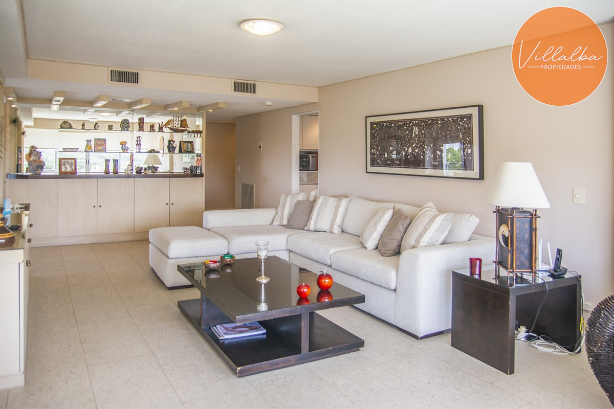 Apartamento ID.2860 - Vende apartamento de 4 dormitorios con 2 cocheras en Lincon Center, Playa Mansa, Punta del Este 