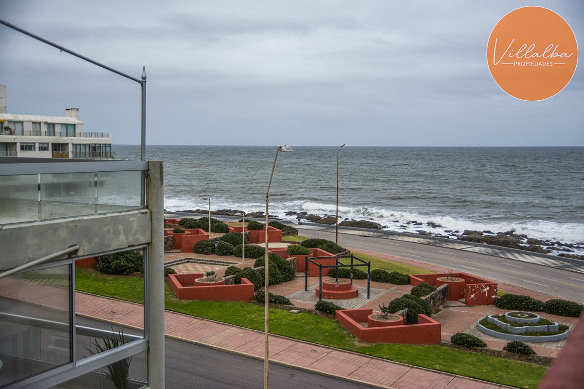 Apartamento ID.2323 - Departamento de 3 dormitorio con parrillero en venta , ultimo piso frente al mar, Punta del Este