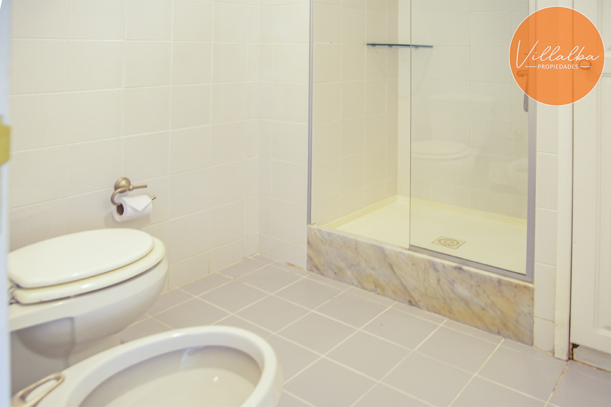 Apartamento ID.2860 - Vende apartamento de 4 dormitorios con 2 cocheras en Lincon Center, Playa Mansa, Punta del Este 