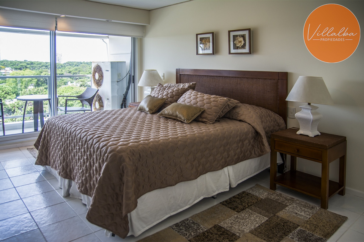 Apartamento ID.2860 - Vende apartamento de 4 dormitorios con 2 cocheras en Lincon Center, Playa Mansa, Punta del Este 