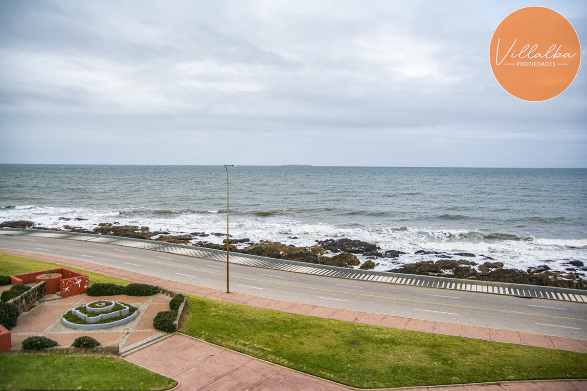 Apartamento ID.2323 - Departamento de 3 dormitorio con parrillero en venta , ultimo piso frente al mar, Punta del Este