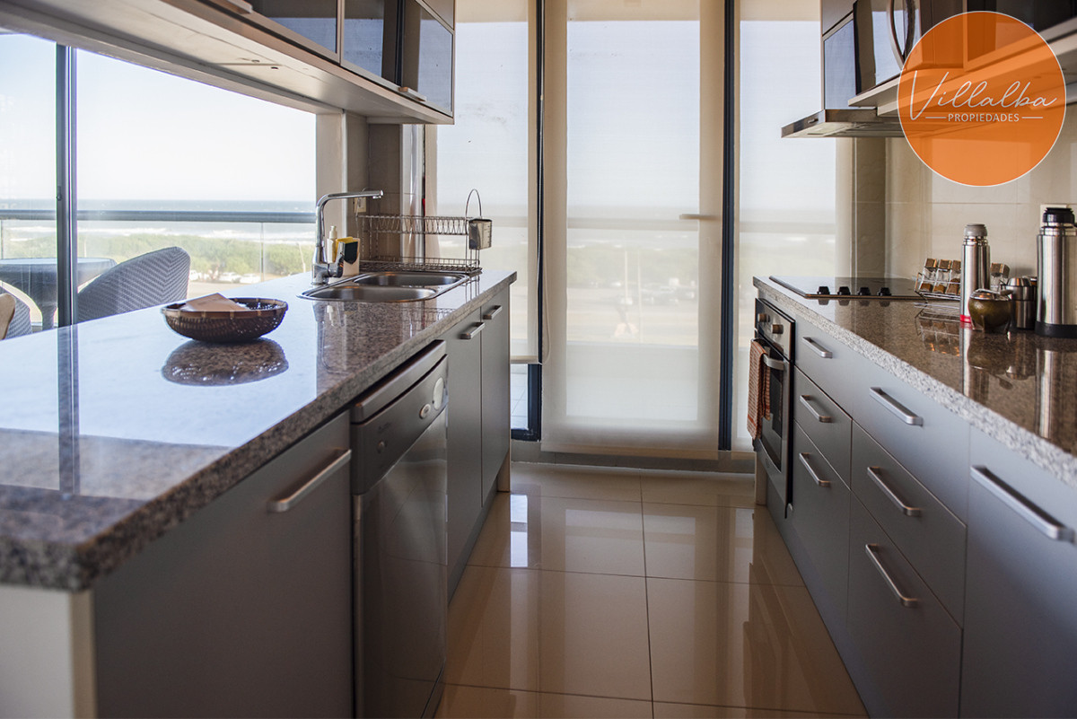 Apartamento ID.3431 - Apartamento Penthouse, frente al mar, playa brava, 3 dormitorios con hermosa vista