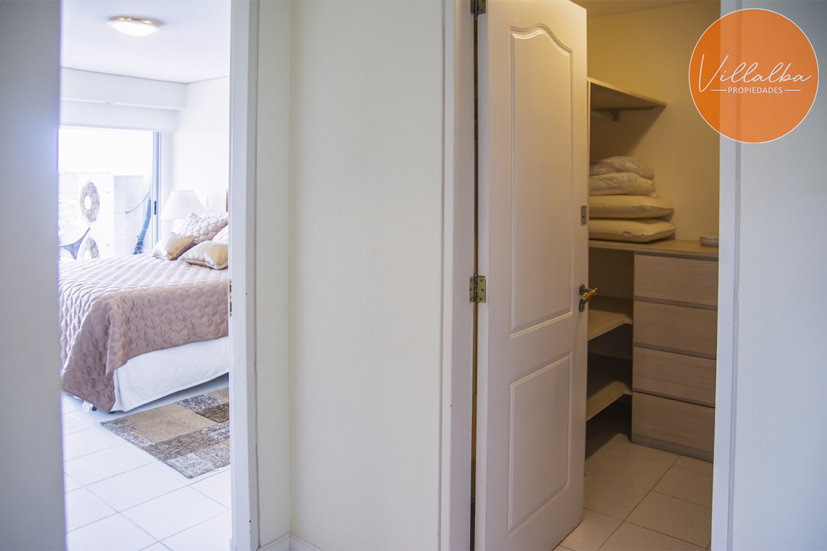 Apartamento ID.2860 - Vende apartamento de 4 dormitorios con 2 cocheras en Lincon Center, Playa Mansa, Punta del Este 