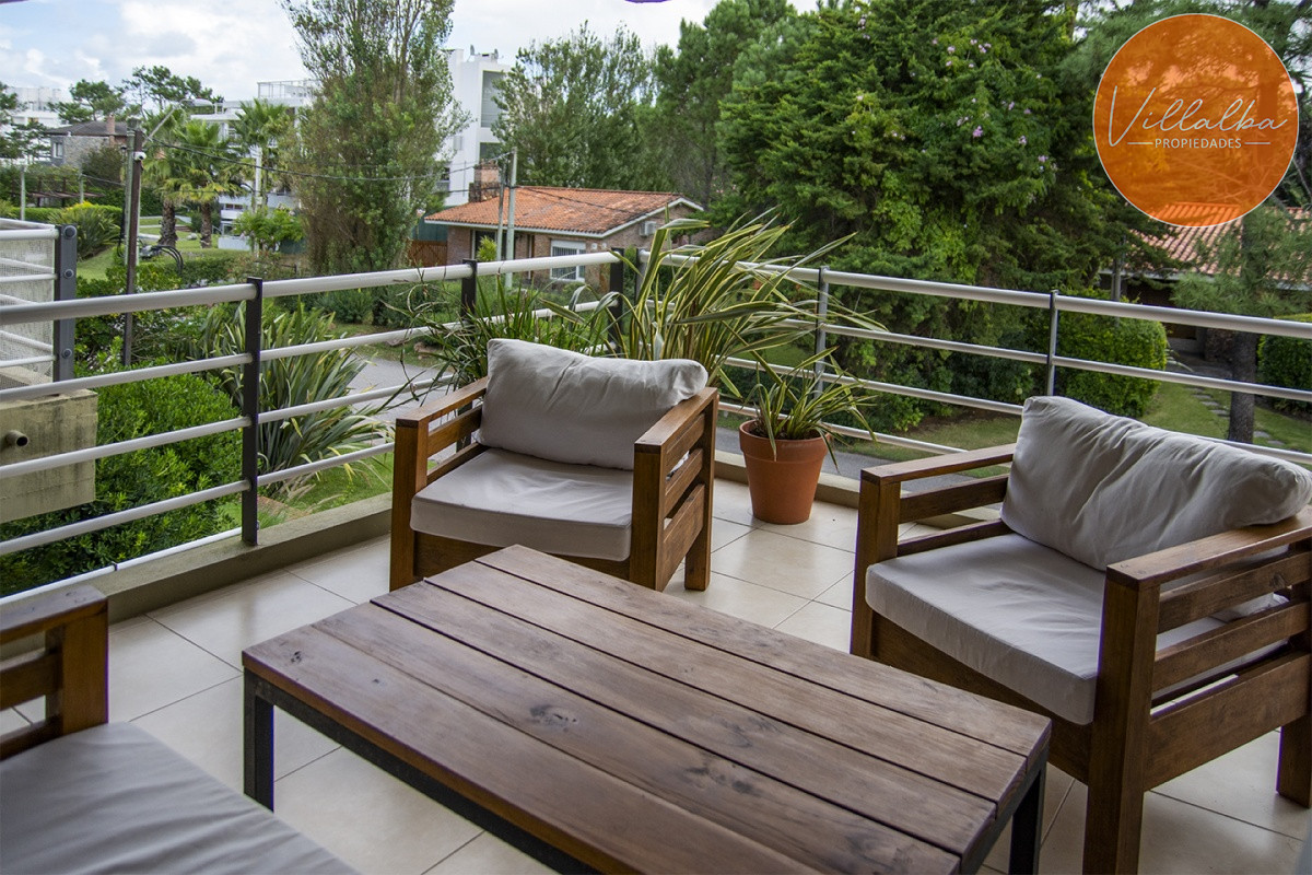 Apartamento ID.1043 - Oportunidad, apartamento en venta en Punta del Este de 3 dormitorios. Terraza con parrillero.