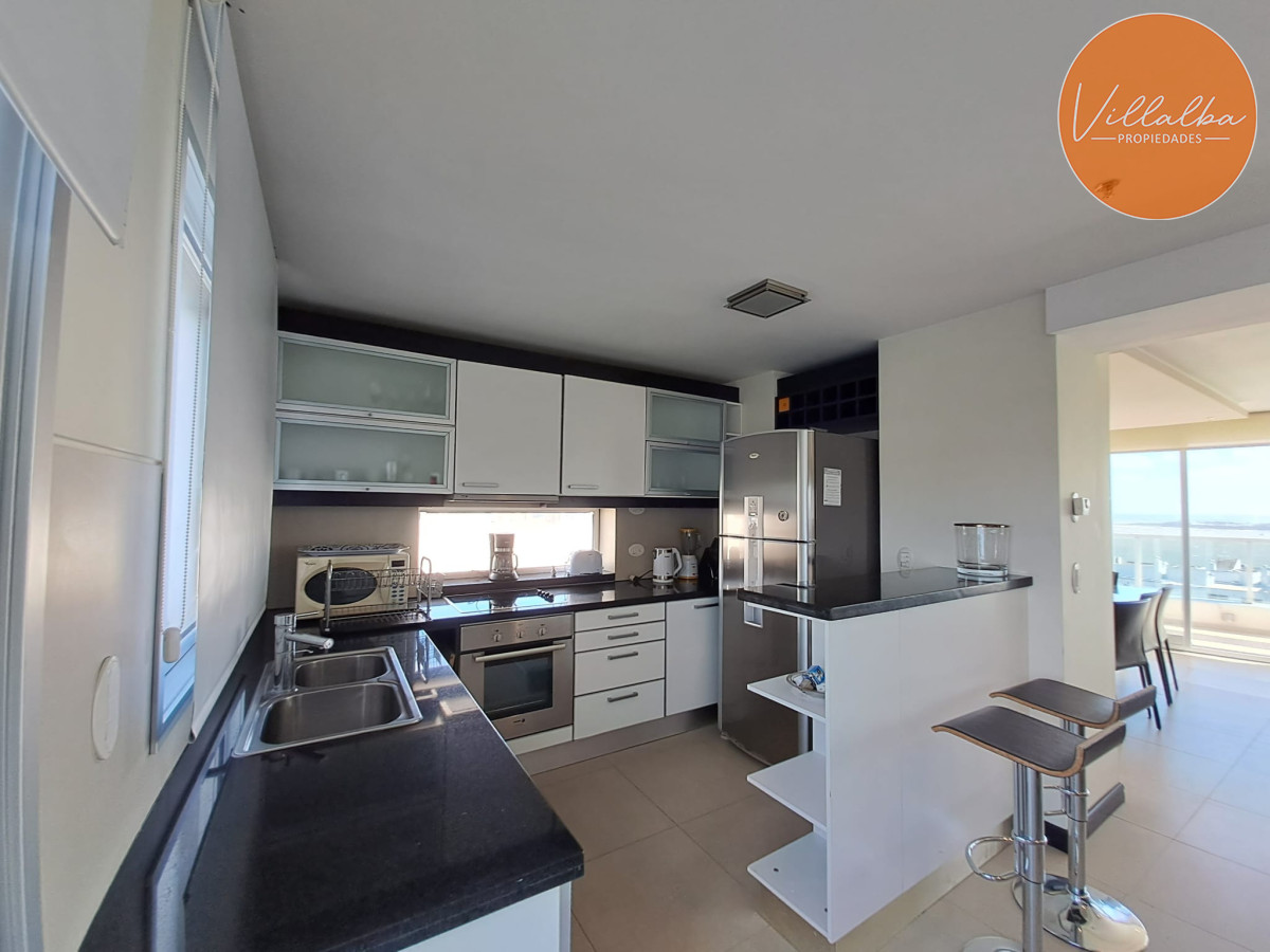 Apartamento ID.2256 - Espectacular penthouse a metros de playa mansa, 2 suites en venta!